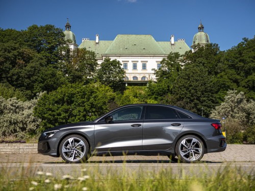 Характеристики автомобиля Audi A3 1.4 35 TFSI Tiptronic (05.2021 - 12.2022): фото, вместимость, скорость, двигатель, топливо, масса, отзывы