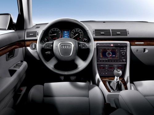 Характеристики автомобиля Audi A4 3.1 FSI quattro Tiptronic (03.2005 - 01.2008): фото, вместимость, скорость, двигатель, топливо, масса, отзывы