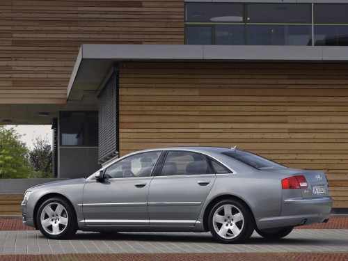 Характеристики автомобиля Audi A8 3.2 FSI Multitronic Langversion (09.2005 - 08.2007): фото, вместимость, скорость, двигатель, топливо, масса, отзывы
