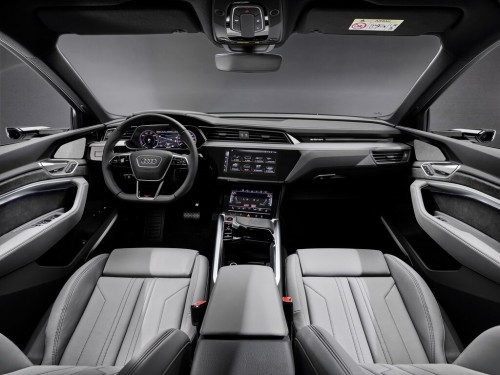 Характеристики автомобиля Audi e-tron Sportback 95 kWh 55 quattro e-tron (02.2021 - 12.2022): фото, вместимость, скорость, двигатель, топливо, масса, отзывы