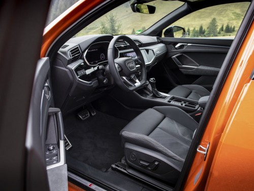 Характеристики автомобиля Audi Q3 Sportback 2.0 40 TFSI S tronic quattro Sport (12.2019 - 12.2022): фото, вместимость, скорость, двигатель, топливо, масса, отзывы