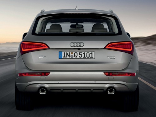 Характеристики автомобиля Audi Q5 2.0 TFSI hybrid quattro tiptronic (09.2012 - 04.2015): фото, вместимость, скорость, двигатель, топливо, масса, отзывы