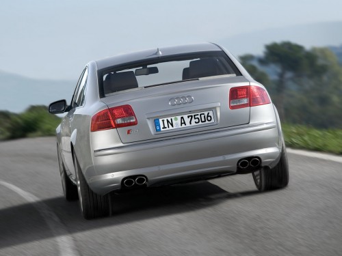 Характеристики автомобиля Audi S8 5.2 FSI quattro tiptronic (05.2007 - 08.2007): фото, вместимость, скорость, двигатель, топливо, масса, отзывы