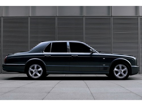 Характеристики автомобиля Bentley Arnage 6.8 AT RL (06.2004 - 05.2006): фото, вместимость, скорость, двигатель, топливо, масса, отзывы