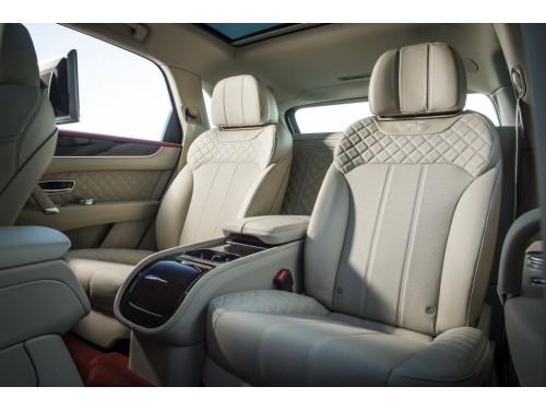 Характеристики автомобиля Bentley Bentayga 6.0 AT 4WD Bentayga Speed (01.2020 - 07.2020): фото, вместимость, скорость, двигатель, топливо, масса, отзывы