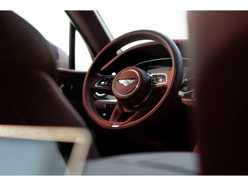 Характеристики автомобиля Bentley Bentayga 4.0 AT Bentayga EBW Azure (09.2022 - н.в.): фото, вместимость, скорость, двигатель, топливо, масса, отзывы
