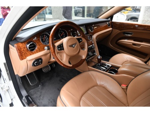 Характеристики автомобиля Bentley Mulsanne 6.8 AT Mulsanne Premier (08.2010 - 06.2016): фото, вместимость, скорость, двигатель, топливо, масса, отзывы