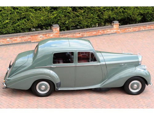 Характеристики автомобиля Bentley R-Type 4.6 MT R Sports Saloon (05.1952 - 08.1955): фото, вместимость, скорость, двигатель, топливо, масса, отзывы