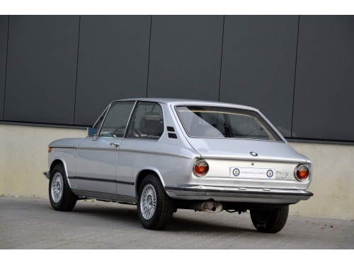 Характеристики автомобиля BMW 02 (E10) 2.0 AT 2002 (04.1971 - 12.1974): фото, вместимость, скорость, двигатель, топливо, масса, отзывы