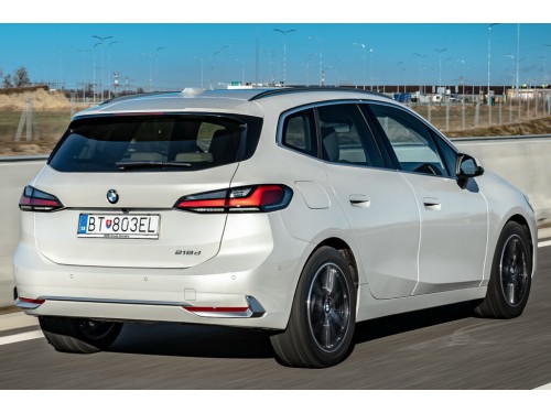 Характеристики автомобиля BMW 2-Series Active Tourer 216i DCT Base (11.2022 - н.в.): фото, вместимость, скорость, двигатель, топливо, масса, отзывы