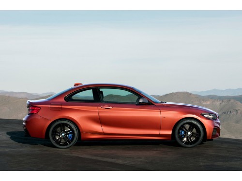 Характеристики автомобиля BMW 2-Series 218i AT Model Advantage (06.2017 - 01.2020): фото, вместимость, скорость, двигатель, топливо, масса, отзывы