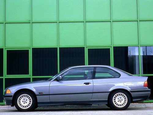 Характеристики автомобиля BMW 3-Series 325i MT (03.1992 - 01.1995): фото, вместимость, скорость, двигатель, топливо, масса, отзывы
