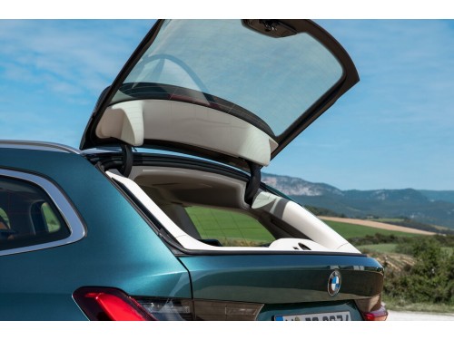 Характеристики автомобиля BMW 3-Series 318d AT Luxury (03.2019 - 06.2022): фото, вместимость, скорость, двигатель, топливо, масса, отзывы