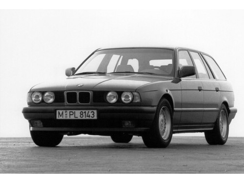 Характеристики автомобиля BMW 5-Series 525iХ MT (10.1991 - 08.1992): фото, вместимость, скорость, двигатель, топливо, масса, отзывы