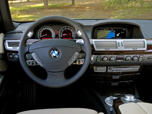 Характеристики автомобиля BMW 7-Series 730Li AT (04.2005 - 10.2008): фото, вместимость, скорость, двигатель, топливо, масса, отзывы