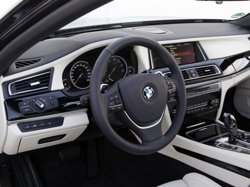 Характеристики автомобиля BMW 7-Series 740d AT xDrive Базовая (08.2012 - 03.2014): фото, вместимость, скорость, двигатель, топливо, масса, отзывы
