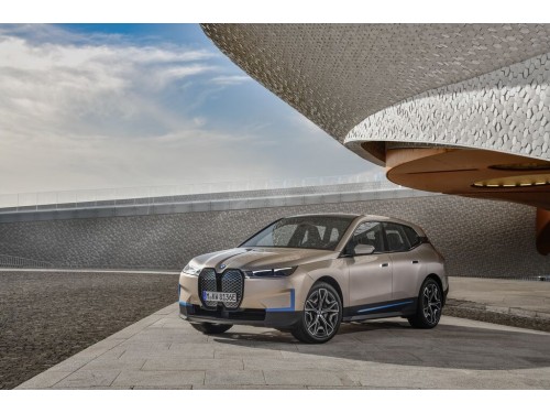Характеристики автомобиля BMW iX xDrive50 Atelier Base (06.2021 - 03.2023): фото, вместимость, скорость, двигатель, топливо, масса, отзывы