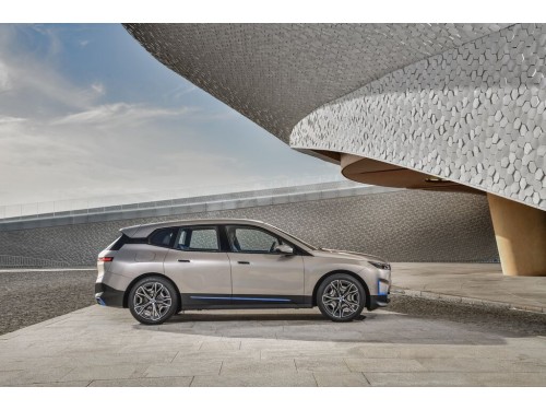Характеристики автомобиля BMW iX xDrive50 Suite Sport (06.2021 - 03.2023): фото, вместимость, скорость, двигатель, топливо, масса, отзывы