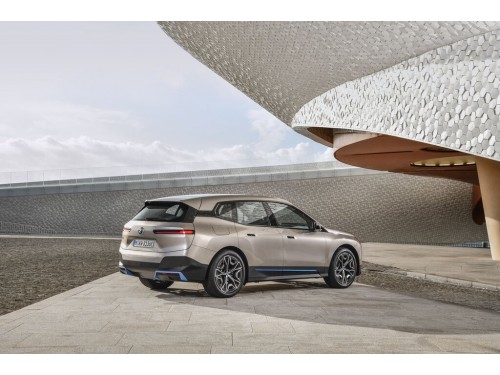 Характеристики автомобиля BMW iX xDrive50 Loft Base (06.2021 - 03.2022): фото, вместимость, скорость, двигатель, топливо, масса, отзывы