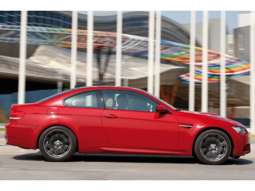 Характеристики автомобиля BMW M3 4.4 DCT GTS (03.2010 - 07.2010): фото, вместимость, скорость, двигатель, топливо, масса, отзывы