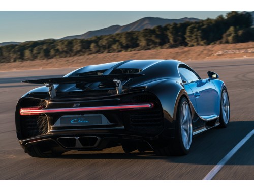 Характеристики автомобиля Bugatti Chiron 8.0 DSG Pur Sport (03.2020 - н.в.): фото, вместимость, скорость, двигатель, топливо, масса, отзывы