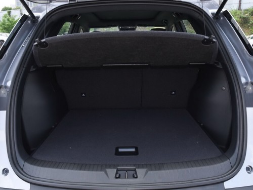 Характеристики автомобиля BYD Song Pro PHEV 1.5 CVT DM-i Luxury 8.3 kWh (12.2021 - 04.2023): фото, вместимость, скорость, двигатель, топливо, масса, отзывы