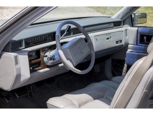 Характеристики автомобиля Cadillac DeVille 4.9 AT Coupe de Ville (05.1992 - 04.1993): фото, вместимость, скорость, двигатель, топливо, масса, отзывы