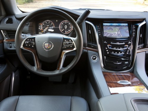 Характеристики автомобиля Cadillac Escalade 6.2 AT 4WD Luxury (09.2015 - 10.2017): фото, вместимость, скорость, двигатель, топливо, масса, отзывы