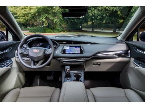 Характеристики автомобиля Cadillac XT4 2.0 AT AWD Sport (12.2020 - 04.2022): фото, вместимость, скорость, двигатель, топливо, масса, отзывы