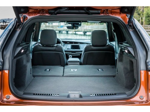 Характеристики автомобиля Cadillac XT4 2.0D AT AWD Luxury (12.2020 - 04.2022): фото, вместимость, скорость, двигатель, топливо, масса, отзывы
