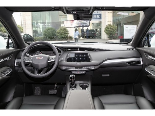 Характеристики автомобиля Cadillac XT4 2.0T AT 28T Luxury Sport (08.2018 - 06.2020): фото, вместимость, скорость, двигатель, топливо, масса, отзывы