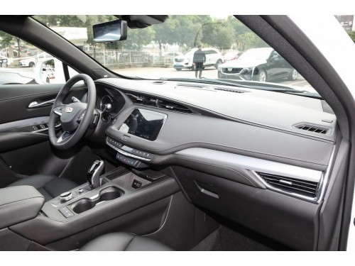 Характеристики автомобиля Cadillac XT4 2.0T AT 28T Luxury (12.2022 - 04.2023): фото, вместимость, скорость, двигатель, топливо, масса, отзывы