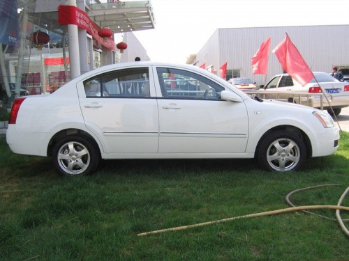 Характеристики автомобиля Chery Fora A21 1.6 MT Basic (12.2008 - 09.2010): фото, вместимость, скорость, двигатель, топливо, масса, отзывы