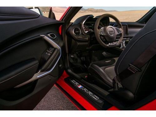 Характеристики автомобиля Chevrolet Camaro 2.0 AT 2LT RS (11.2015 - 09.2018): фото, вместимость, скорость, двигатель, топливо, масса, отзывы