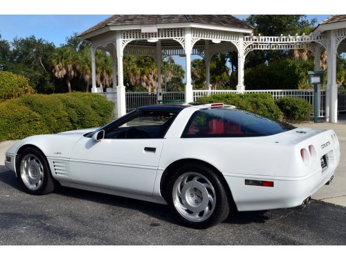 Характеристики автомобиля Chevrolet Corvette 5.7 AT Corvette (06.1991 - 06.1996): фото, вместимость, скорость, двигатель, топливо, масса, отзывы