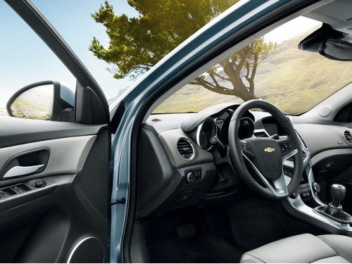 Характеристики автомобиля Chevrolet Cruze 1.4 T AT LTZ (11.2013 - 10.2015): фото, вместимость, скорость, двигатель, топливо, масса, отзывы