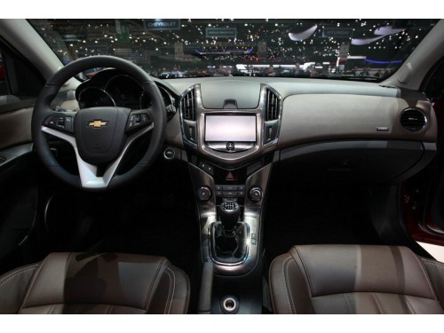 Характеристики автомобиля Chevrolet Cruze 1.8 AT LT (12.2012 - 10.2015): фото, вместимость, скорость, двигатель, топливо, масса, отзывы