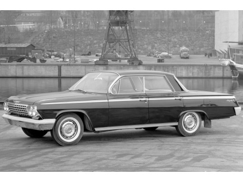 Характеристики автомобиля Chevrolet Impala 3.9 MT3 Impala Sport Sedan (10.1961 - 09.1962): фото, вместимость, скорость, двигатель, топливо, масса, отзывы