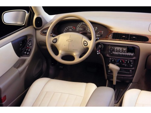 Характеристики автомобиля Chevrolet Malibu 2.2 AT Malibu Classic (05.2003 - 04.2005): фото, вместимость, скорость, двигатель, топливо, масса, отзывы