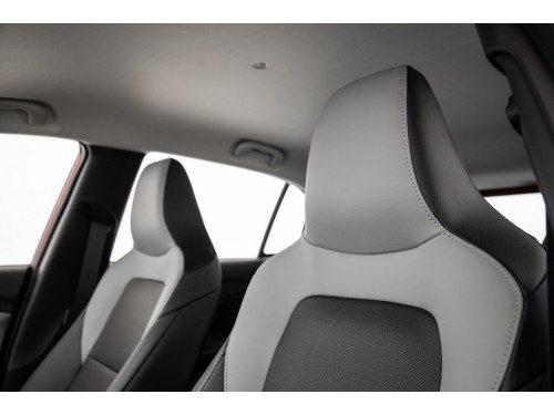 Характеристики автомобиля Chevrolet Onix 1.0T AT LTZ (09.2019 - н.в.): фото, вместимость, скорость, двигатель, топливо, масса, отзывы