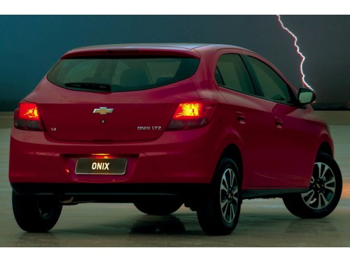 Характеристики автомобиля Chevrolet Onix 1.4 MT LTZ (10.2012 - 06.2016): фото, вместимость, скорость, двигатель, топливо, масса, отзывы