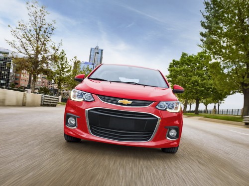 Характеристики автомобиля Chevrolet Sonic 1.8 AT LT (04.2016 - 11.2018): фото, вместимость, скорость, двигатель, топливо, масса, отзывы