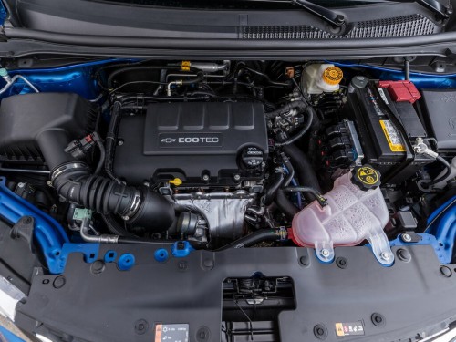 Характеристики автомобиля Chevrolet Sonic 1.8 AT LT (04.2016 - 11.2018): фото, вместимость, скорость, двигатель, топливо, масса, отзывы