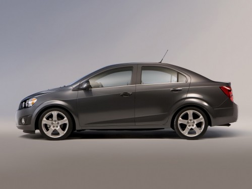 Характеристики автомобиля Chevrolet Sonic 1.4T MT RS (08.2012 - 03.2016): фото, вместимость, скорость, двигатель, топливо, масса, отзывы