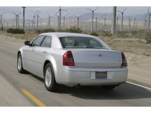Характеристики автомобиля Chrysler 300C 2.7 AT (06.2004 - 05.2007): фото, вместимость, скорость, двигатель, топливо, масса, отзывы