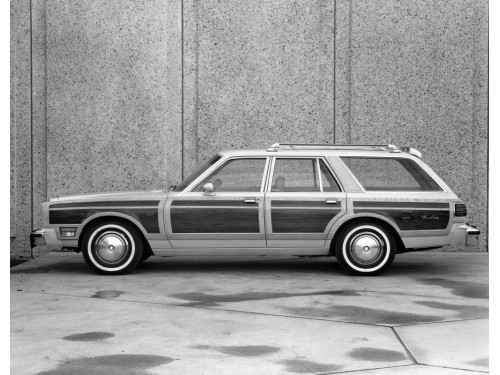 Характеристики автомобиля Chrysler Le Baron 5.9 AT Medallion (04.1978 - 12.1979): фото, вместимость, скорость, двигатель, топливо, масса, отзывы
