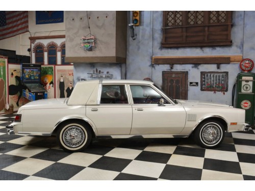 Характеристики автомобиля Chrysler New Yorker 3.7 AT New Yorker (11.1981 - 09.1982): фото, вместимость, скорость, двигатель, топливо, масса, отзывы
