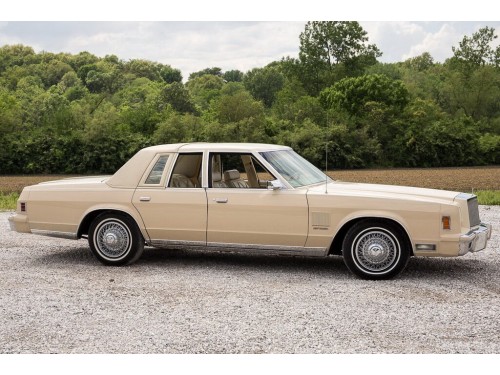 Характеристики автомобиля Chrysler New Yorker 5.2 AT Base 318-2V (11.1978 - 10.1979): фото, вместимость, скорость, двигатель, топливо, масса, отзывы