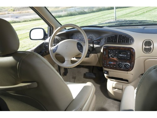 Характеристики автомобиля Chrysler Town and Country 3.8 AT LXi (01.1995 - 12.1997): фото, вместимость, скорость, двигатель, топливо, масса, отзывы