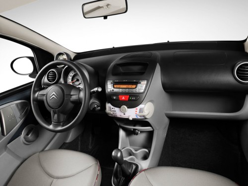 Характеристики автомобиля Citroen C1 1.0i MT Dynamique 3dr (07.2010 - 06.2012): фото, вместимость, скорость, двигатель, топливо, масса, отзывы
